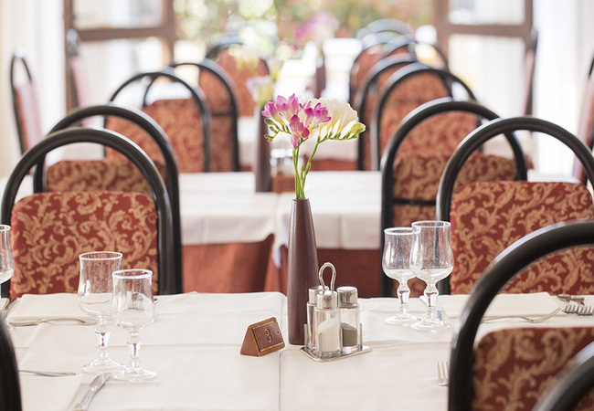 Restaurant & breakfast room